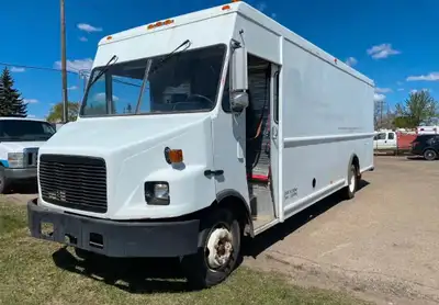 This 2003 Freightliner MT55 step van is a reliable workhorse featuring a powerful Cummins ISB 5.9L d...