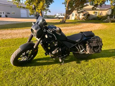 2020 Honda Rebel 500 with only 3600kms... black out kit... removable saddle bags... bike is in great...