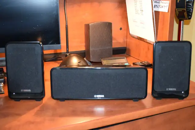 YAMAHA FRONT And CENTER SPEAKERs in Speakers in Oshawa / Durham Region - Image 2