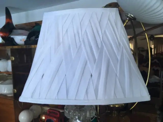 Beautiful vintage Fancy glass lamp in Indoor Lighting & Fans in City of Montréal - Image 4