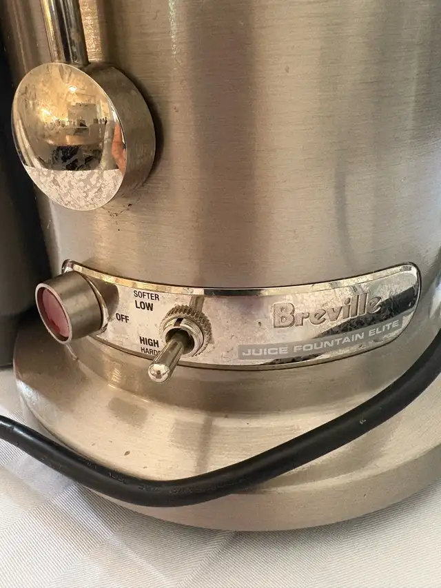 Breville Juicer 800series in Processors, Blenders & Juicers in Trenton - Image 3