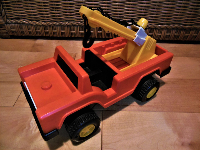 COMPLETE FISHER PRICE VINTAGE HUSKY HELPERS TOW TRUCK SET 316 in Toys & Games in Stratford - Image 2