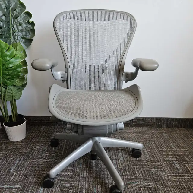 Herman Miller aeron size b FREE DELIVERY in Chairs & Recliners in City of Toronto - Image 3