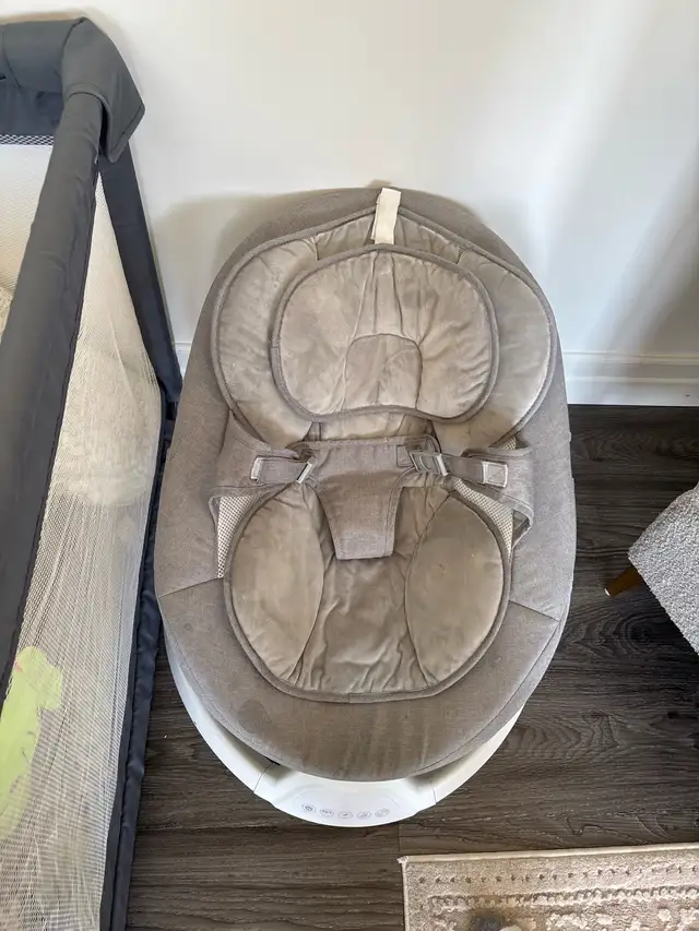 baby swing chair. 0 to 1 year, we had for 2 months in Feeding & High Chairs in Stratford - Image 4