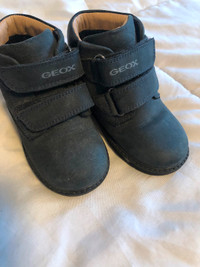 Souliers GEOX pour garçons grandeur 24 / Boys GEOX shoes size 24