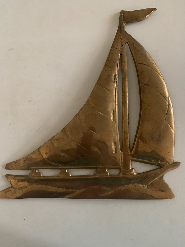 Vintage Brass Sailboat Wall Hanging in Arts & Collectibles in Moose Jaw - Image 2
