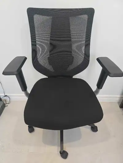 Chaise de bureau en trés bon état de couleur noire. Pas de livraison, il faut venir la chercher.