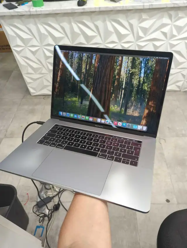 MacBook pro 2018 in Laptops in City of Montréal - Image 3