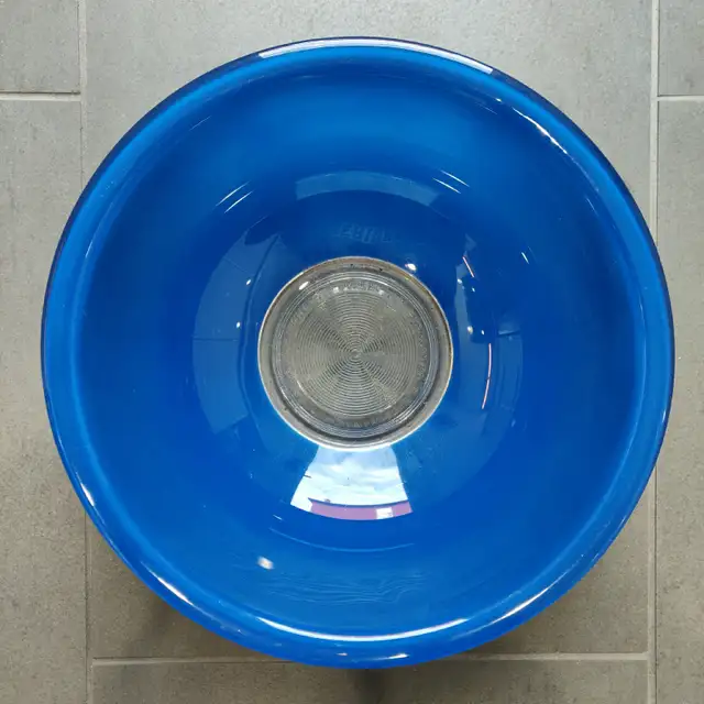 Vintage Pyrex Corning Ware #325 2.5L Mixing Bowl Primary Blue in Kitchen & Dining Wares in Hamilton - Image 2