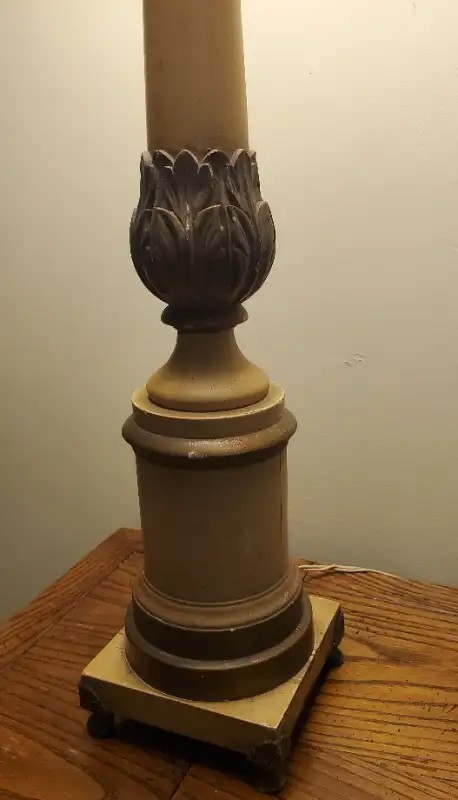 VINTAGE CARVED WOOD TABLE LAMP in Arts & Collectibles in City of Toronto - Image 5