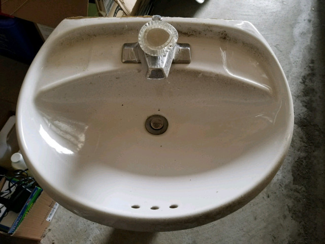 Ceramic Pedestal Basin in Plumbing, Sinks, Toilets & Showers in Mississauga / Peel Region - Image 2