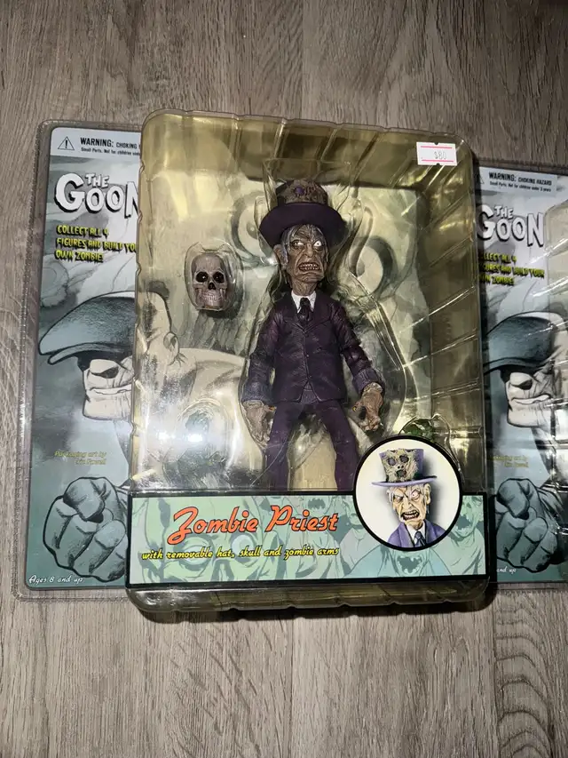 MEZCO The Goon figure - Zombie Priest toy in Toys & Games in Saskatoon - Image 3
