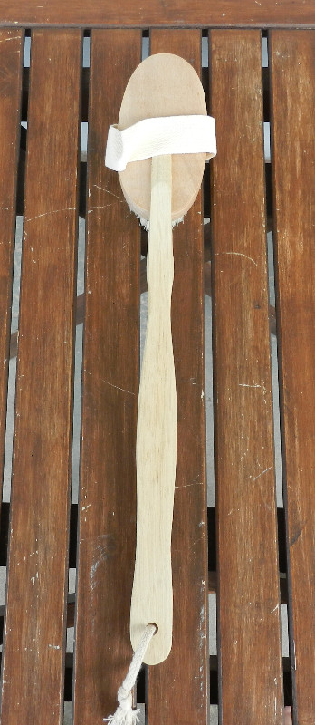 NEW Wooden Long Handle Body Rubbing Shower Brushes in Health & Special Needs in Belleville - Image 4