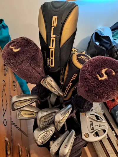 Ensemble de bâton de golf en graffite avec la voiturette.