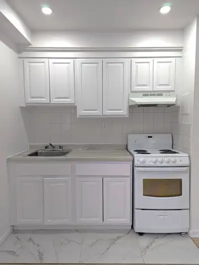 URGENT LEASE TRANSFER – Studio in Montreal 1250 Rue du Fort, Montréal Close to the metro station Stu...