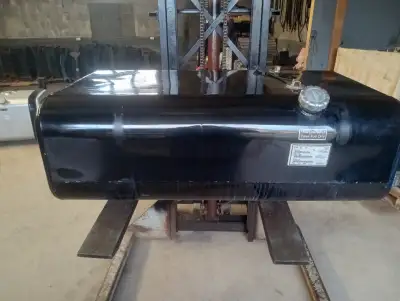 Reservoir mack neuf 76 gallons en acier Les braquettes ne sont pas incluses Length is 46 inches Dept...