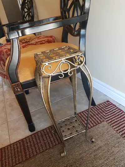 Fits perfectly in a small space, and it's very sturdy (Height: 21.5”) Suitable for use as a side tab...