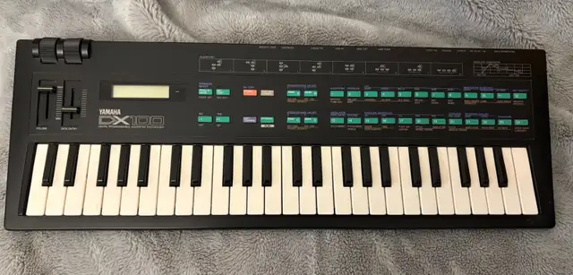 Yamaha DX100 Vintage Digital Programmable  FM Synthesizer & case in Pianos & Keyboards in City of Montréal - Image 7