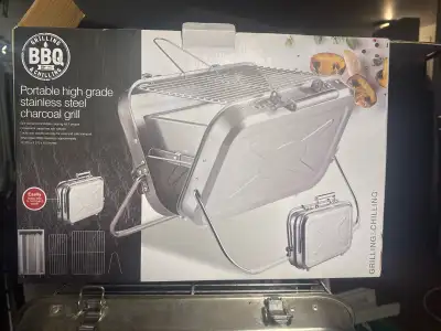 Découvrez ce barbecue portable en acier inoxydable de haute qualité, parfait pour griller en déplace...