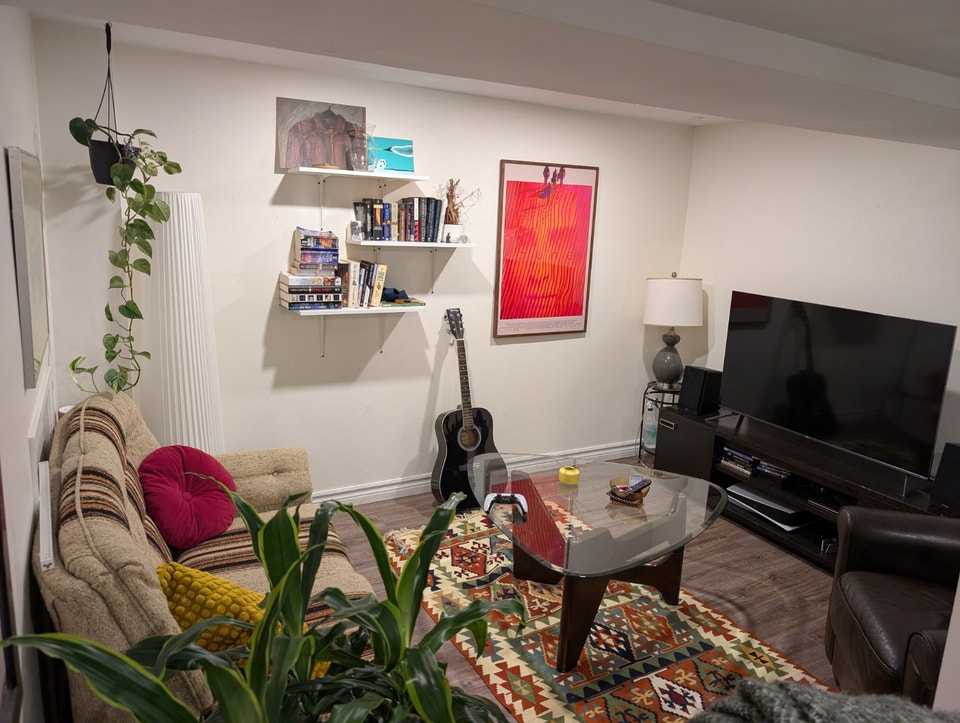 Amazing Harbord Village Bright Basement 4