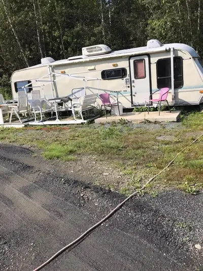 Roulotte je vends les pièces fenêtre air climatisé porte vent poêles ect en pièces détacher dépêcher...