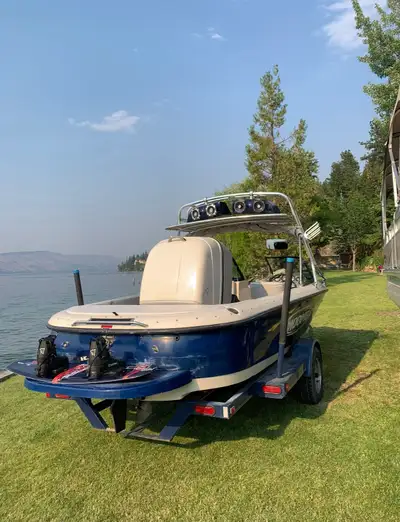 Ready for the water! This 2000 Moomba Outback LS is the perfect family open-bow boat for skiing, wak...