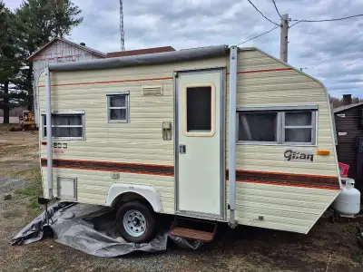 Roulotte gitan 1983 super clean . Pret a camper . Frigo électrique 110 volt neuf . Cause de la vente...