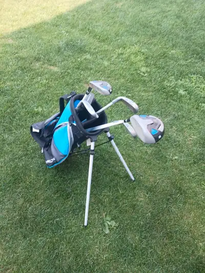 Wilson profile clubs and bag, God for kids 7-9 years old depending on size.