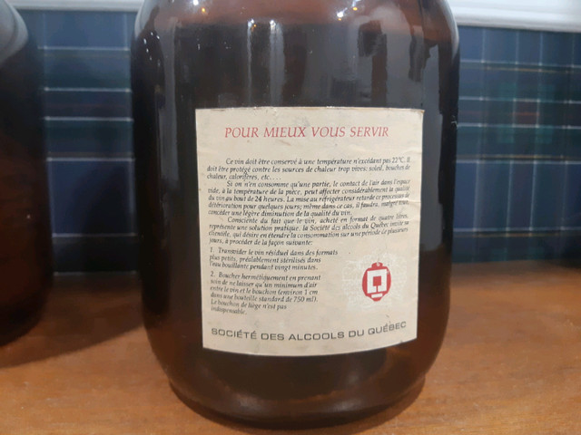Cruche en vitre vintage 160oz vin patriotes porto canadien  dans Art et objets de collection  à Granby - Image 4