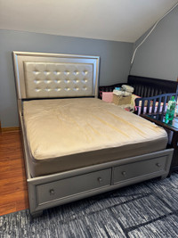 Queen bed with/without mattress. 