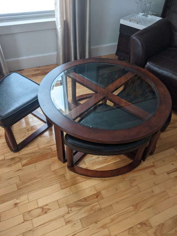 Round coffee table with 4 leather benchs in Coffee Tables in Moncton - Image 3