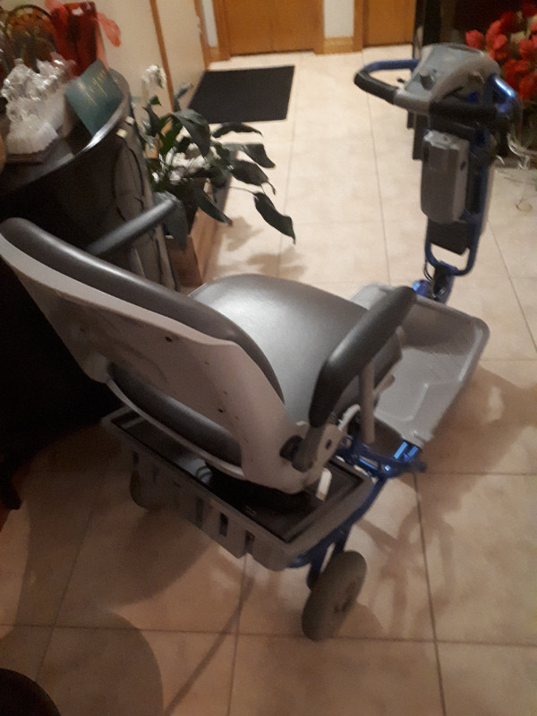 MOBILITY SCOOTER COLLAPSING ELECTRIC in Health & Special Needs in Windsor Region - Image 2