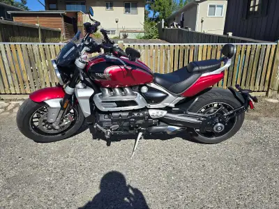 2023 Triumph Rocket 3GT with new tinted windshield not installed yet. 1500km. 2,458cc inline 3-cylin...