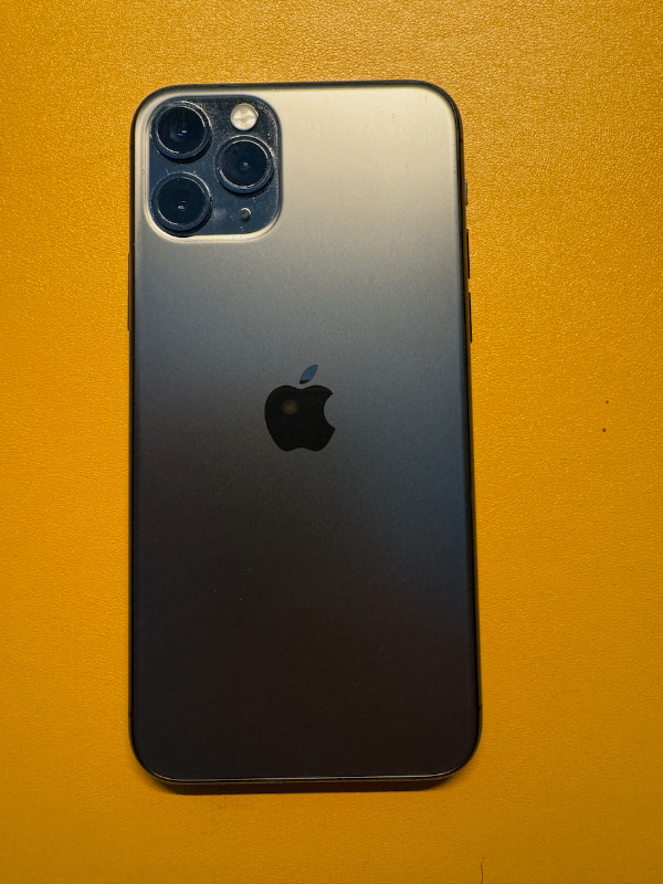 Apple iPhone 11 Pro + Accessories dans Téléphones cellulaires  à Ville de Montréal - Image 3