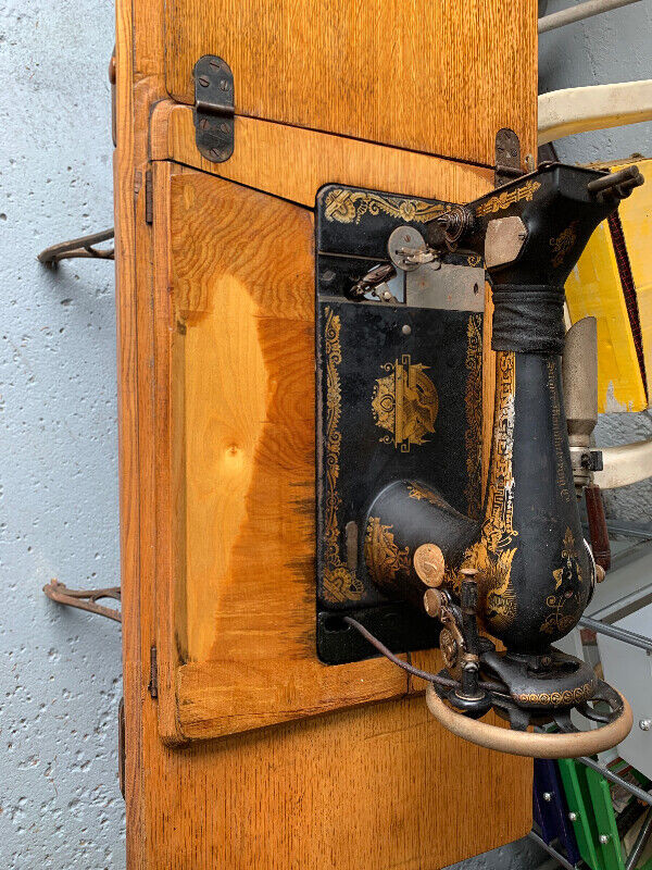 Singer antique sewing machine / machine à coudre antique Singer dans Art et objets de collection  à Ville de Montréal - Image 2