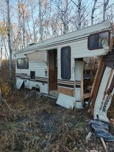 Parting out a corsair supreme motorhome. SOLD!!!! 12 volt convertor,outside door and screen door,ran...