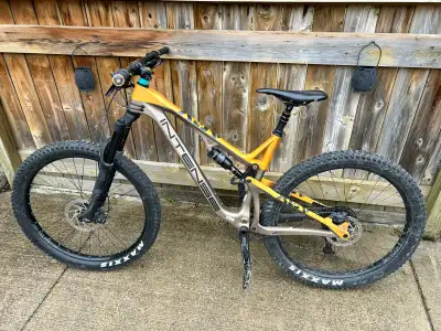 Dual suspension. Size large frame, recently replaced the entire hub. Has a couple scuffs on the fram...
