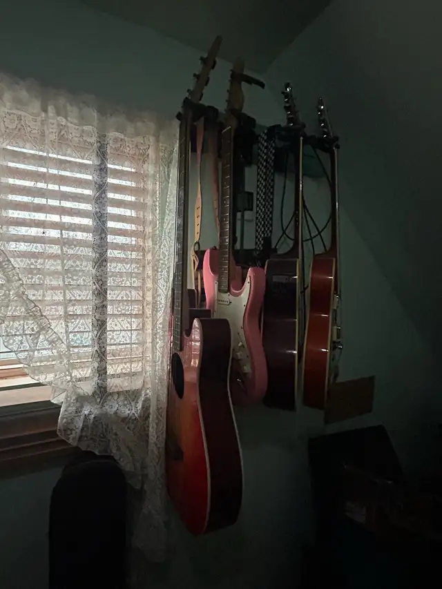 Used guitars402405885404794881