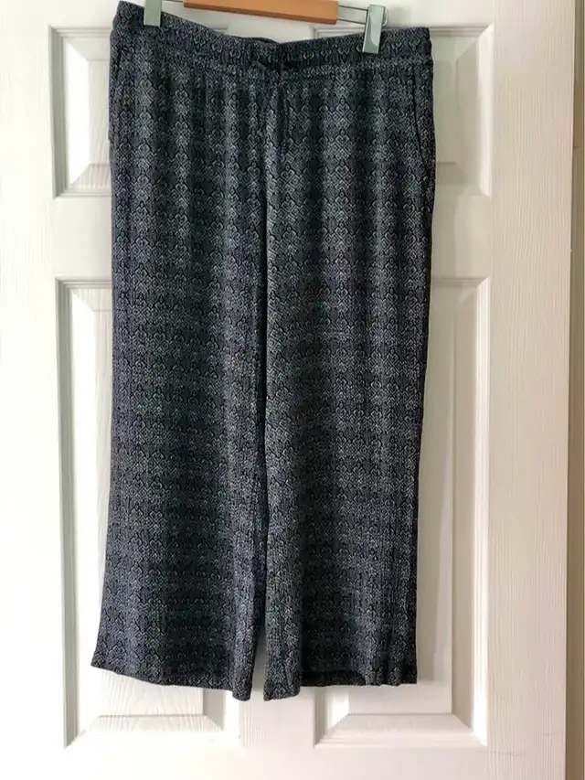 Medium Denver Hayes Capris Worn Once-$5 cash. Porch pick up in Women's - Bottoms in Oshawa / Durham Region - Image 2