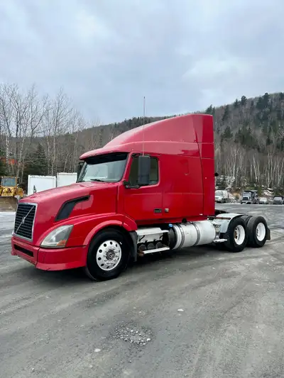 .2011 Volvo VNL Highway Sleeper Truck Tractor 300,200 Km / 7,113 Engine Hours on Cummins Remanufactu...