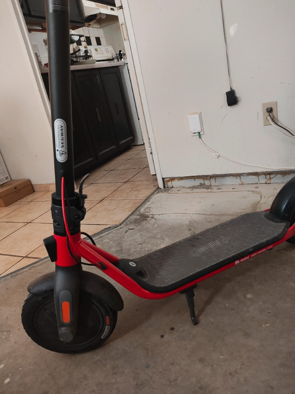 Segway ninebot d38u good commuter low kms 349 km odo. $420 in Other in City of Toronto - Image 3