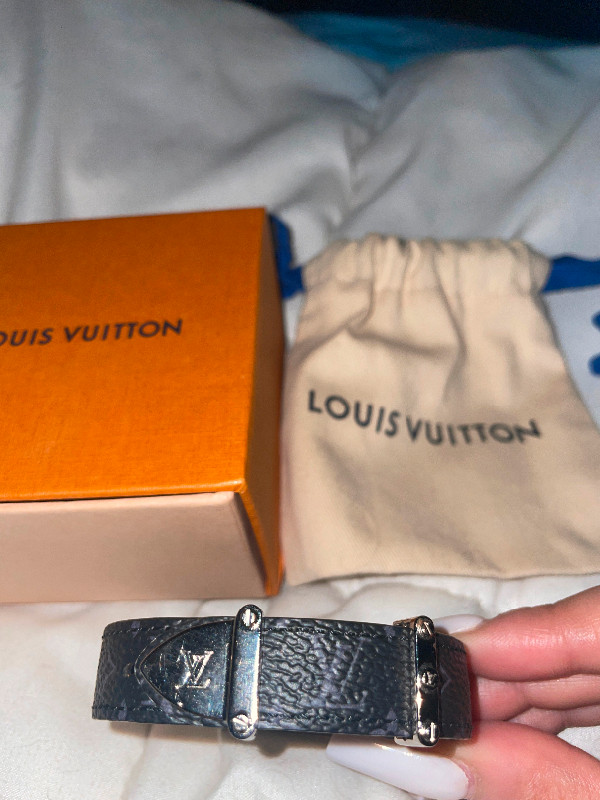 Louis Vuitton bracelet. Worn once. Price is 300$. Bought at 600$ dans Bijoux et montres  à Ouest de l’Île