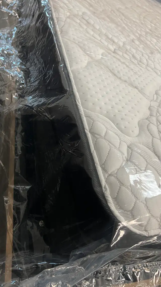 Luxury 11" extra thick foam and separate springs queen mattress in Beds & Mattresses in Markham / York Region - Image 3