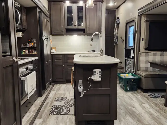 2021 Grand Design Refection 303RLS Fifth Wheel Trailer in Travel Trailers & Campers in Vernon - Image 5