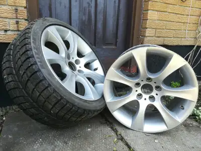 Selling 2 original alloy rims from rear wheels of BMW 535i 2008. One flat run tire 275/35/18 Bridges...