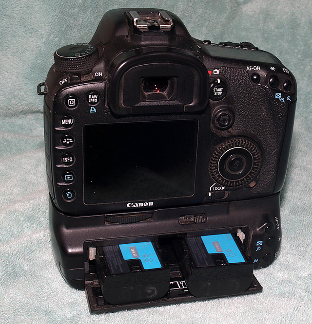 Canon 7D with Vertical Grip and Lens(es) in Cameras & Camcorders in City of Halifax - Image 3