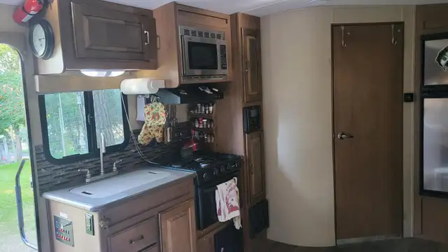 2015 Funfinder, 21 FT in Travel Trailers & Campers in Cranbrook - Image 8
