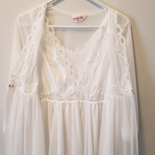 Slumber Suzy 2 piece vintage night gown in Women's - Dresses & Skirts in Guelph - Image 2