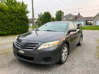 Toyota Camry LE 2010, 4 portes, toit ouvrant, transmission automatique, air climatisé, régulateur de...