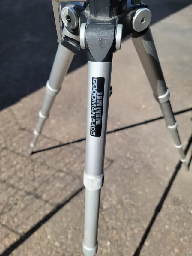 Camera tripod in Cameras & Camcorders in Renfrew - Image 5
